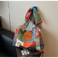 Detail van bohemien patchwork hobo tas met lederen flap en geknoopte strikhendel - Veelkleurige Patchwork Stijl