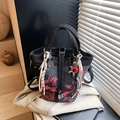 Bolso saco de mezclilla azul marino con grafitis rojos y colgante de tenis tejido - Con Colgante / Negro