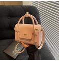 Sac bandoulière chic en cuir verni rose avec logo doré et bandoulière réglable - Rose