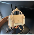 Sac bandoulière rétro abricot et crème avec finition vernie brillante et détails dorés - Rose & Blanc