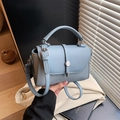 Borsa a tracolla celeste con trama intrecciata e fibbia argentata, stile elegante moderno - Blu