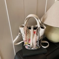 Bolso tipo cubo de lona blanca con grafitis artísticos rojos y negros y doble asa - Con Colgante / Blanco