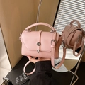 Borsa a tracolla rosa squadrata con trama intrecciata e chiusura metallica argento - Rosa