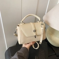 Borsa a tracolla beige con pannello in tessuto testurizzato e chiusura girevole argento - Bianco Sporco