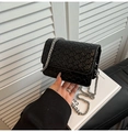 Mini borsa a tracolla nera intrecciata con catena argento tenuta in mano per mostrare la misura - Nero