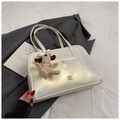 Détail du cabas blanc perle avec logo en métal, pendentif chien et poche latérale - Beige Avec Charme