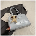 Détail du sac cabas bleu clair avec logo et charmant pendentif chien en peluche - Bleu Clair Avec Pendentif