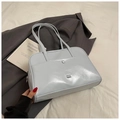 Sac fourre-tout bleu clair en cuir PU brillant avec bandoulière et poche avant - Light Blue Without Pendant
