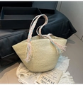 Detail einer handgewebten Strohtasche mit bunten Makronen-Tragegriffen und Quasten - Weiß