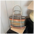 Detailaufnahme der mehrfarbig gestreiften Strohtasche mit silbernen Metallgriffen - Einheitsgröße / Bunt