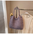 Détail du sac cabas en crochet fait main lilas avec des tulipes jaunes à l'intérieur - Violet
