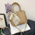 Borsa a secchiello color albicocca con trama a grana, fiocco di pizzo e perle e manico - Cachi Con Pendente