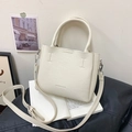 Secchiello chic in pelle beige a grana di litchi con tracolla regolabile e finiture - Bianco Senza Pendente