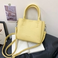 Secchiello giallo chic in pelle martellata con tracolla regolabile e manico fisso - Giallo senza pendente