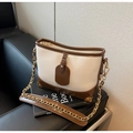 Sac seau contrasté en cuir blanc et marron avec bandoulière chaîne dorée - café