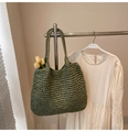 Vue détaillée du sac cabas en paille vert olive avec texture tissée et anses rondes - Vert