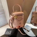 Sac seau rose cylindrique avec imprimés ours en peluche et charmes sur bandoulière - Rose avec pendentif