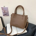 Borsa a secchiello marrone con motivo litchi, tracolla regolabile e dettagli in argento - Caffè senza Ciondolo