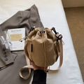 Minimalistischer khakifarbener Kordelzug-Beutel mit Netztasche und verstellbarem Gurt - Khaki