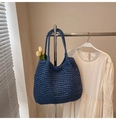 Dettaglio della trama della borsa tote in paglia intrecciata blu intenso e manici - Blu