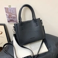 Borsa a secchiello in pelle nera a grana litchi con manici e tracolla rimovibile - Nero senza Ciondolo