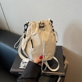 Minimalistische beige Nylon-Beuteltasche mit Netz-Seitentasche und verstellbarem Gurt - Gebrochenes Weiß