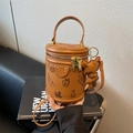 Sac cylindrique en cuir marron avec motif d'ours et pendentif ours assorti - Marron avec pendentif