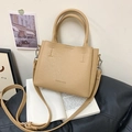 Borsa a secchiello beige in pelle testurizzata con fibbia argento e tracolla - Khaki Senza Pendente