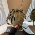 Olivgrüne Nylon-Beuteltasche mit Kordelzug und verstellbarem Crossbody-Schultergurt - Grün