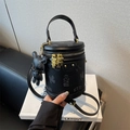 Sac cylindrique noir avec imprimés oursons et fermetures éclair dorées en forme d'ours - Noir avec pendentif