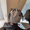 Minimalistische graue Nylon-Beuteltasche mit Kordelzug und verstellbaren Trägern - Grau