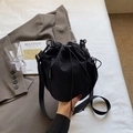 Minimalistische schwarze Nylon-Beuteltasche mit Kordelzug, Gurtband und seitlichem Netzfach - Schwarz