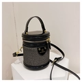 Dettaglio macro della borsa a cilindro in tessuto intrecciato nero e logo B BLONMAY - Nero