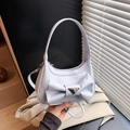 Borsa a tracolla azzurra con fiocco e logo a triangolo argento in luce naturale - Blu