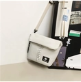 Dettaglio della borsa a tracolla in nylon bianco sporco con etichetta e coulisse - Bianco