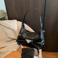 Borsa a mano nera lucida alla moda con un grande fiocco e un triangolo in metallo argento - Nero