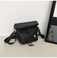 Dettaglio borsa a tracolla in nylon nero con patta a pieghe e cordino decorativo intrecciato - Nero