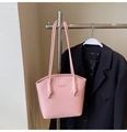 Dettaglio borsa shopper rosa in ecopelle con spalline sottili e finiture dorate - Senza Ciondolo / Rosa