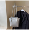 Dettaglio della borsa tote argento metallizzato con scritte dorate su tessuto pregiato - Senza Ciondolo / Argento
