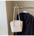 Dettaglio della borsa tote crema minimalista con trama in pelle e accenti metallici oro - Senza Ciondolo / Bianco Sporco