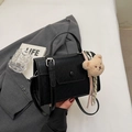 Elegante borsa a tracolla nera con manico e simpatico portachiavi a forma di orsetto - Con Ciondolo / Nero