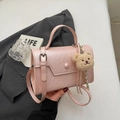 Borsa a mano rosa chiaro con ciondolo a orsetto su blazer grigio e decorazioni - Con Ciondolo / Rosa
