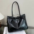 Grote zwarte glanzende tote bag met stijlvolle strikdetails en een geplooide textuur - Zwart