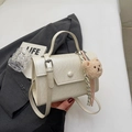 Borsa a tracolla bianco crema con patta a V e grazioso ciondolo a forma di orsetto - Con Ciondolo / Bianco Sporco