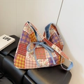 Εθνική τσάντα patchwork με φλοράλ σχέδια, καρό λεπτομέρειες και γαλάζιο φιόγκο - Κόκκινο Καρό Μπροστά