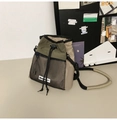 Details der nylon umhängetasche in armeegrün und beige mit netztasche und seilgurt - Grau