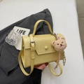 Borsa a tracolla giallo acceso in pelle con ciondolo decorativo a forma di orsetto - Con Ciondolo / Giallo