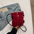 Mini borsa a tracolla rossa con coulisse, etichetta di marca e cinturino nero - Rosso