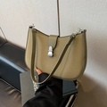 Sattel-Schultertasche aus olivgrünem Leder und Stoff mit silberner Metallschnalle - Grün