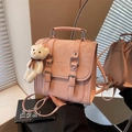 Mochila de moda para mujer en cuero brillante rosa con lindo colgante de oso blanco - Rosa